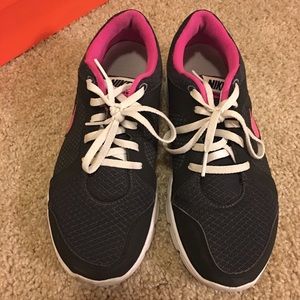 ❤️SOLD❤️Nike pink/Black Sneaker- US 7Y